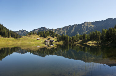 Austria, Styria, View of lake duisitzkar in schladming - HHF003540