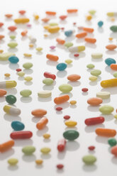 Pillen, Medikamente und Vitaminpillen auf weißem Hintergrund - ASF004302
