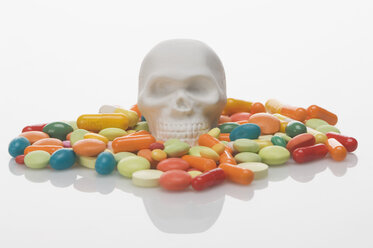 Schädel, Pillen und Drogen auf weißem Hintergrund - ASF004303