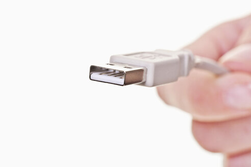 Menschliche Hand hält USB-Kabel, Nahaufnahme - TSF000201