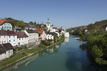 Österreich, Niederösterreich, Waldviertel, Mostviertel, Waidhofen an der Ybbs, Blick auf Stadt mit Fluss - SIEF000715