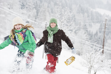 Österreich, Salzburg, Hüttau, Kinder laufen durch Schnee - HHF003607