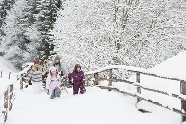 Österreich, Salzburg, Hüttau, Familienwanderung durch den Schnee - HHF003621