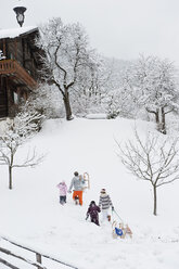 Österreich, Salzburg, Hüttau, Familienwanderung im Schnee - HHF003625