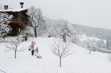 Österreich, Salzburg, Hüttau, Familienwanderung im Schnee - HHF003626