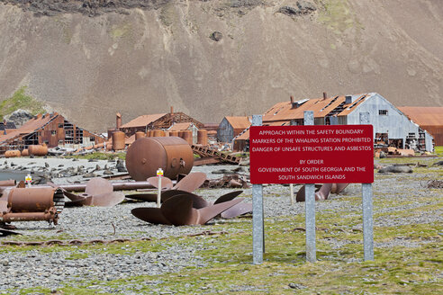 Südatlantik, Vereinigtes Königreich, Britische Überseegebiete, Südgeorgien, Stromness, Propeller und Informationstafel bei der ehemaligen Walfangstation - FO003296