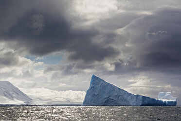 Südatlantik, Antarktis, Südliche Shetlandinseln, Blick auf Eisberg vor Elephant Island - FOF003236