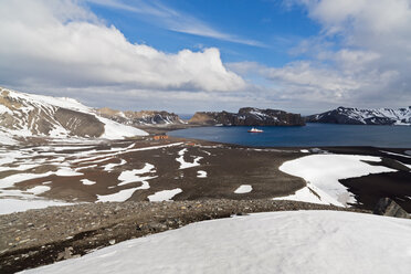 Südatlantik, Antarktis, Antarktische Halbinsel, South Shetland, Deception Island, Whalers Bay, verlassene Hektor-Walfangstation und Polarstern-Eisbrecher-Kreuzfahrtschiff in der Ferne - FOF003245