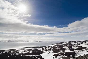 Südatlantik, Antarktis, Antarktische Halbinsel, South Shetland, Blick auf Caldera mit Schnee bei Deception Island - FOF003246