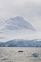 Südatlantik, Antarktis, Antarktische Halbinsel, Zodiacboot in der Gerlache Strait - FOF003300