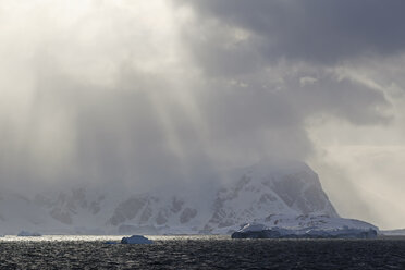 Südatlantik, Antarktis, Antarktische Halbinsel, Gerlache Strait, Eisberg mit schneebedeckter Bergkette in der Morgendämmerung - FOF003252