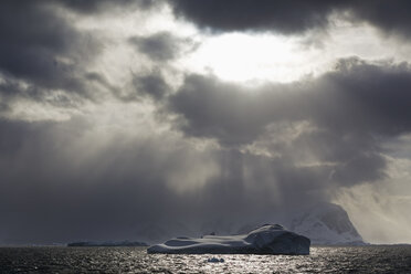 Südatlantik, Antarktis, Antarktische Halbinsel, Gerlache Strait, Eisberg mit schneebedeckter Bergkette in der Morgendämmerung - FOF003253