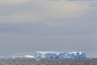Südatlantik, Antarktis, Antarktische Halbinsel, Gerlache Strait, Blick auf Eisberge - FOF003255