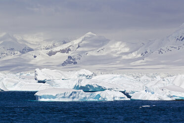 Südatlantik, Antarktis, Antarktische Halbinsel, Gerlache Strait, Blick auf Eisberg mit schneebedeckter Bergkette - FOF003259