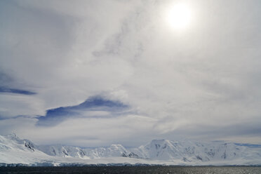 Südatlantik, Antarktis, Antarktische Halbinsel, Gerlache Strait, Blick auf schneebedeckte Bergkette - FOF003261