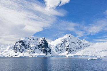 Südatlantik, Antarktis, Antarktische Halbinsel, Gerlache Strait, Blick auf schneebedeckte Bergkette - FOF003262