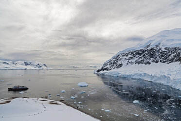 Südatlantik, Antarktis, Antarktische Halbinsel, Gerlache Strait, Neko Harbour, Touristen- und Polarstern-Eisbrecher-Kreuzfahrtschiff im Hafen - FOF003264