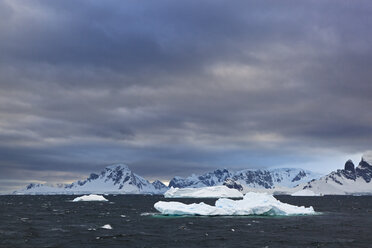 Südatlantik, Antarktis, Antarktische Halbinsel, Gerlache Strait, Blick auf Eisberg mit schneebedeckter Bergkette - FOF003268