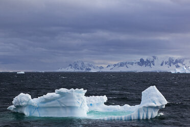 Südatlantik, Antarktis, Antarktische Halbinsel, Gerlache Strait, Blick auf Eisberg mit schneebedeckter Bergkette - FOF003272