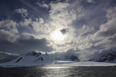 Südatlantik, Antarktis, Antarktische Halbinsel, Gerlache Strait, Blick auf schneebedeckte Bergkette in der Morgendämmerung - FOF003273