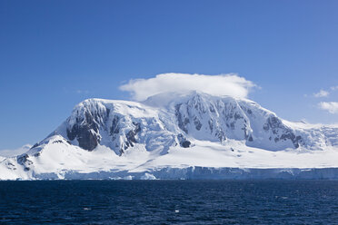 Südatlantik, Antarktis, Antarktische Halbinsel, Gerlache Strait, Blick auf schneebedeckte Bergkette - FOF003275