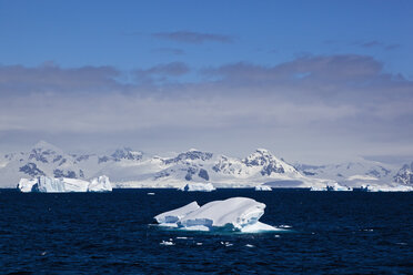 Südatlantik, Antarktis, Antarktische Halbinsel, Gerlache Strait, Blick auf Eisberg mit schneebedeckter Bergkette - FOF003276