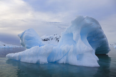 Südatlantik, Antarktis, Antarktische Halbinsel, Gerlache Strait, Blauer Eisberg in der Paradiesbucht - FOF003304