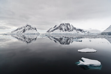 South Atlantic Ocean, Antarctica, Antarctic Peninsula, Lemaire Channel, View snow coverd mountain range and iceberg - FOF003310