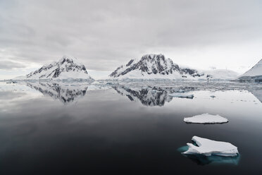 Südatlantik, Antarktis, Antarktische Halbinsel, Lemaire-Kanal, Blick auf schneebedeckte Bergkette und Eisberg - FOF003310
