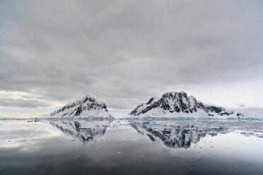 South Atlantic Ocean, Antarctica, Antarctic Peninsula, Lemaire Channel, View snow coverd mountain range and iceberg - FOF003311