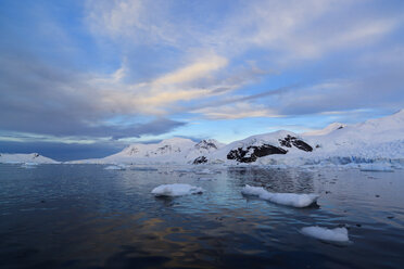 Südatlantik, Antarktis, Antarktische Halbinsel, Gerlache Strait, Eisberge in der Paradiesbucht - FOF003314