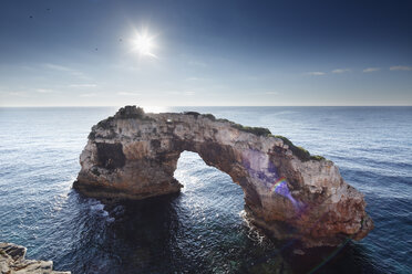 Spanien, Balearische Inseln, Mallorca, Cala Santanyi, Es Pontas, Blick auf einen natürlichen Bogen im Meer - SIEF000721