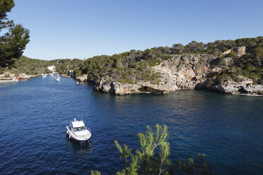 Spanien, Balearische Inseln, Mallorca, Santanyi, Cala Figuera, Blick auf das Boot im Meer - SIEF000722