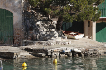 Spanien, Balearische Inseln, Mallorca, Santanyí, Cala Figuera, Boot an Bauwerk vertäut - SIEF000724