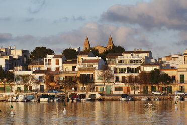 Spanien, Balearische Inseln, Mallorca, Portocolom, Blick auf Gebäude mit Fluss in der Abenddämmerung - SIEF000741