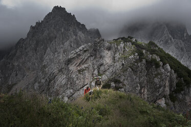 Österreich, Salzburg, Filzmoos, Pärchen wandern in den Bergen - HHF003543