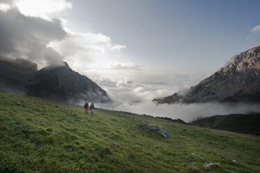 Österreich, Salzburg, Filzmoos, Pärchen wandern in den Bergen - HHF003547