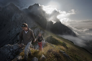 Österreich, Salzburg, Filzmoos, Pärchen wandern in den Bergen - HHF003549