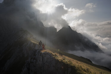 Austria, Salzburg, Filzmoos, Couple hiking on mountains - HHF003550