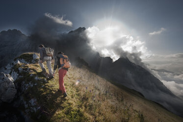 Österreich, Salzburg, Filzmoos, Pärchen wandern in den Bergen - HHF003551