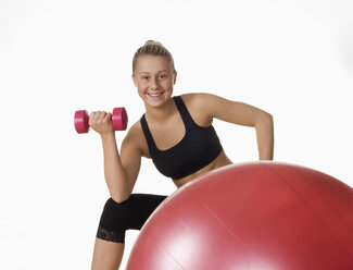 Teenager-Mädchen beim Training im Fitnessstudio, Porträt - WWF001880