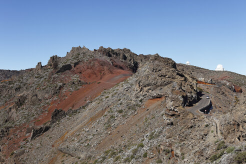 Spanien, Kanarische Inseln, La Palma, Blick auf Caldera mit Observatorium am Roque de los Muchachos - SIEF000744