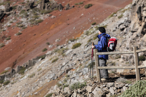 Spanien, Kanarische Inseln, La Palma, Ältere Frau im Nationalpark Caldera de Taburiente - SIEF000745