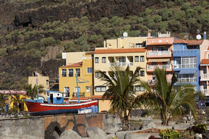 Spanien, Kanarische Inseln, La Palma, Blick auf Gebäude mit Palmen - SIEF000792