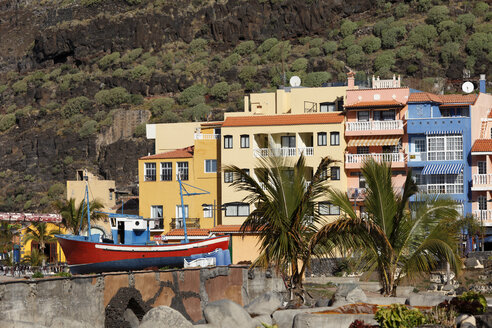 Spanien, Kanarische Inseln, La Palma, Blick auf Gebäude mit Palmen - SIEF000792