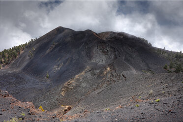 Spanien, Kanarische Inseln, La Palma, Blick auf den Vulkan Duraznero und die Ruta de los volcanes - SIEF000756