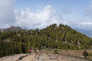 Spanien, Kanarische Inseln, La Palma, Person geht durch die cumbre vieja - SIEF000758