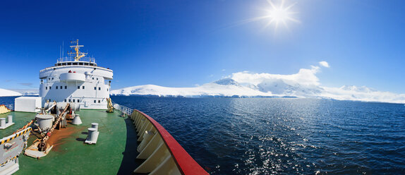 Südatlantik, Antarktis, Antarktische Halbinsel, Gerlache Strait, Eisbrecher-Kreuzfahrtschiff im Meer - FOF003193