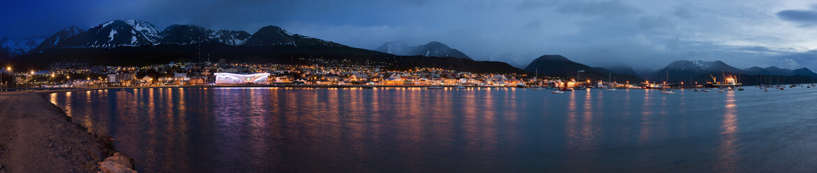 Südamerika, Argentinien, Feuerland, Beagle-Kanal, Skyline von Ushuaia in der Morgendämmerung - FOF003204