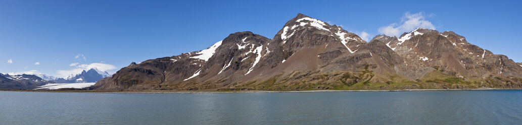 Südatlantik, Vereinigtes Königreich, Britische Überseegebiete, Südgeorgien, Fortuna Bay, Whistle Cove, Blick aufs Meer mit Berg - FOF003203